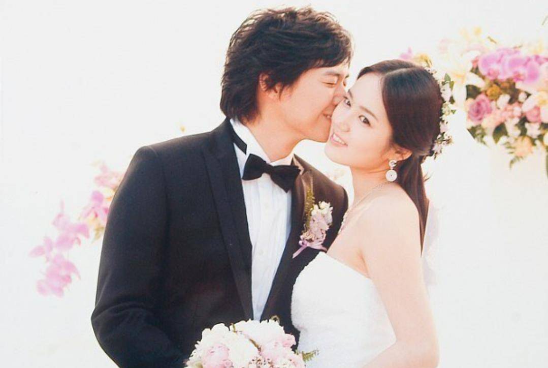 韩佳人本名"金贤珠",通过拍摄韩亚航空的策划进入了演艺界,为了不和