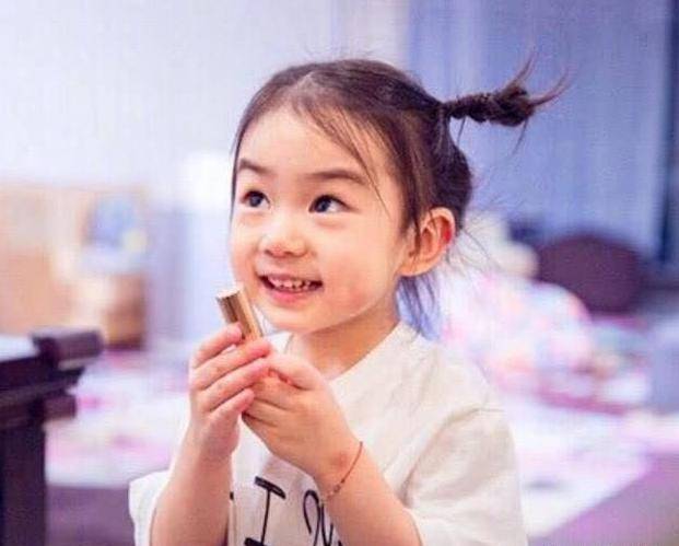 戚薇女儿lucky首向网友揭发李承铉罪行,不过样子咋呢?
