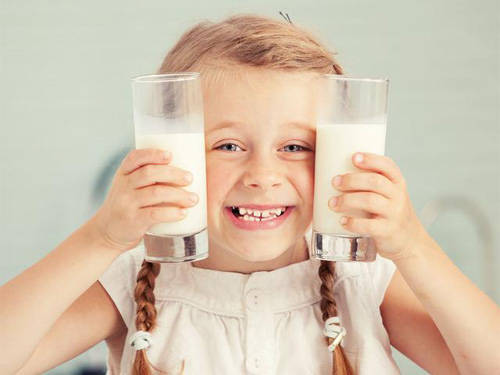 牛奶虽有益,但喝奶也有讲究,别这么给孩子喝,进补不成反伤身