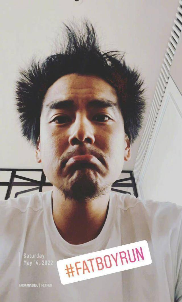 近日,明星彭于晏在一个社交平台上发布了几张自己的照片,引起了许多