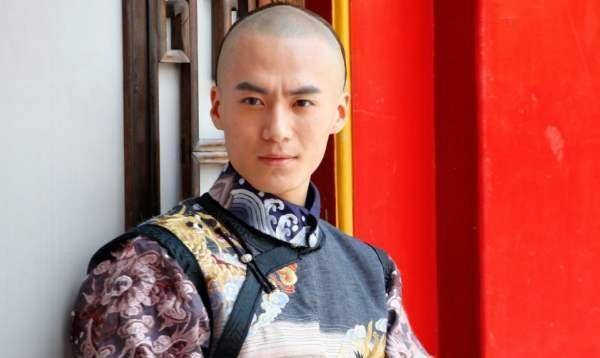 雍正二年(1725年,雍正明发上谕,说诚亲王胤祉世子弘晟讹诈他人钱财