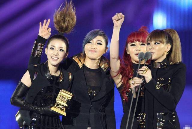 原创她导致2ne1解散如今参加新节目舞台摆四支麦克风怀念队友