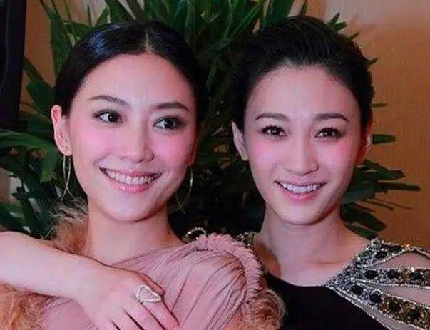 应采儿和李小冉,这两个人长相都属于清纯甜美类型的,容貌和气质都非常