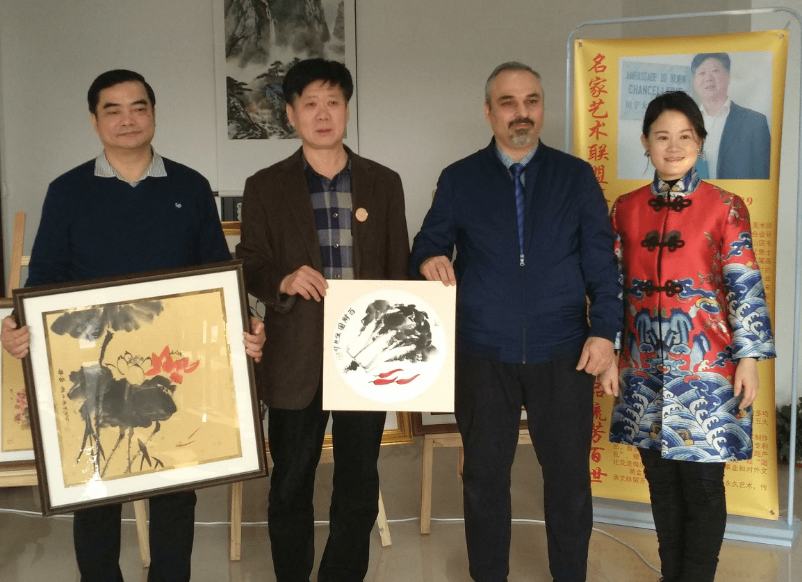 大使馆特定国礼书画家焦朋黄金版作品参展甘当中国文化国际传播桥梁中