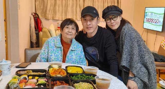 原创吕颂贤52岁生日和太太吃素晒恩爱合影两人选择丁克享受二人世界
