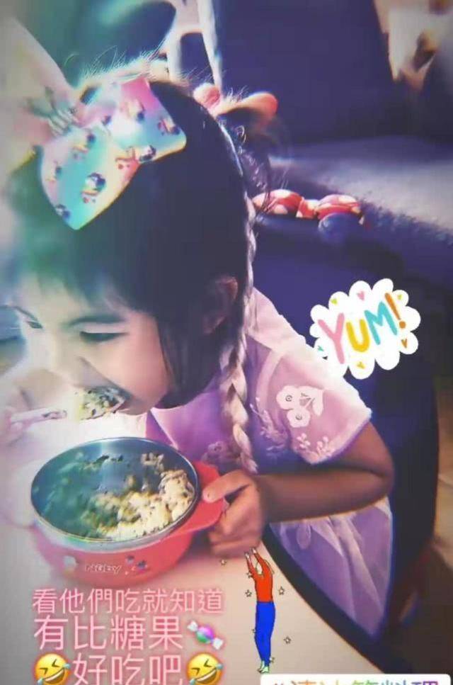 咘咘波妞的吃相确实是萌翻网友的节奏,不过两姐妹吃饭时全程扶着碗的