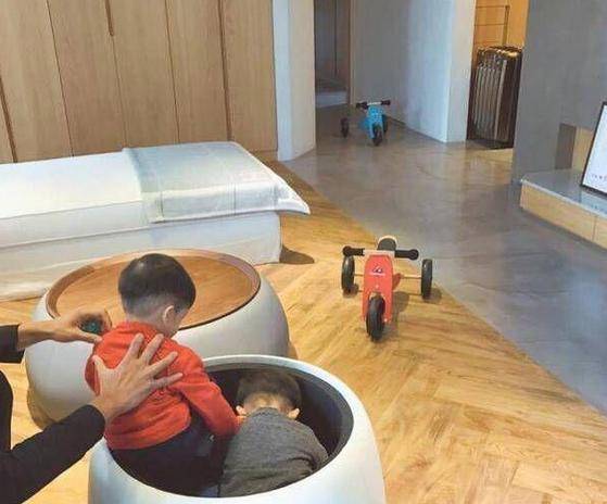 原创范玮琪豪宅曝光两个儿子在客厅骑车玩不说我还以为是幼儿园