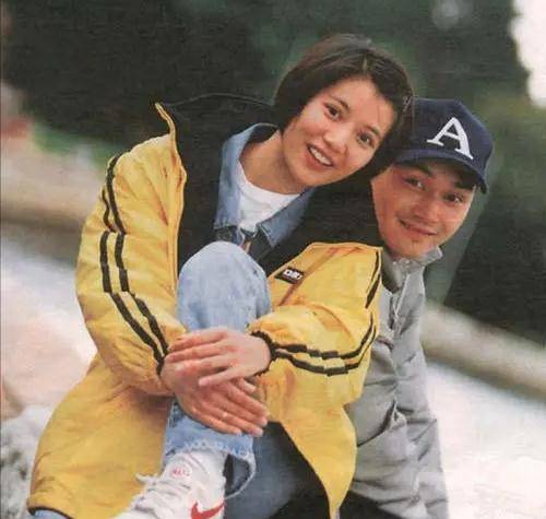 "忠于爱情"张智霖,与最美港姐一吻定情,口无遮拦惹怒许秋怡_袁咏仪
