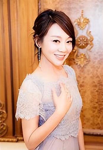 原创闫妮与前夫生下女儿后离婚17年来待前公婆如亲生父母