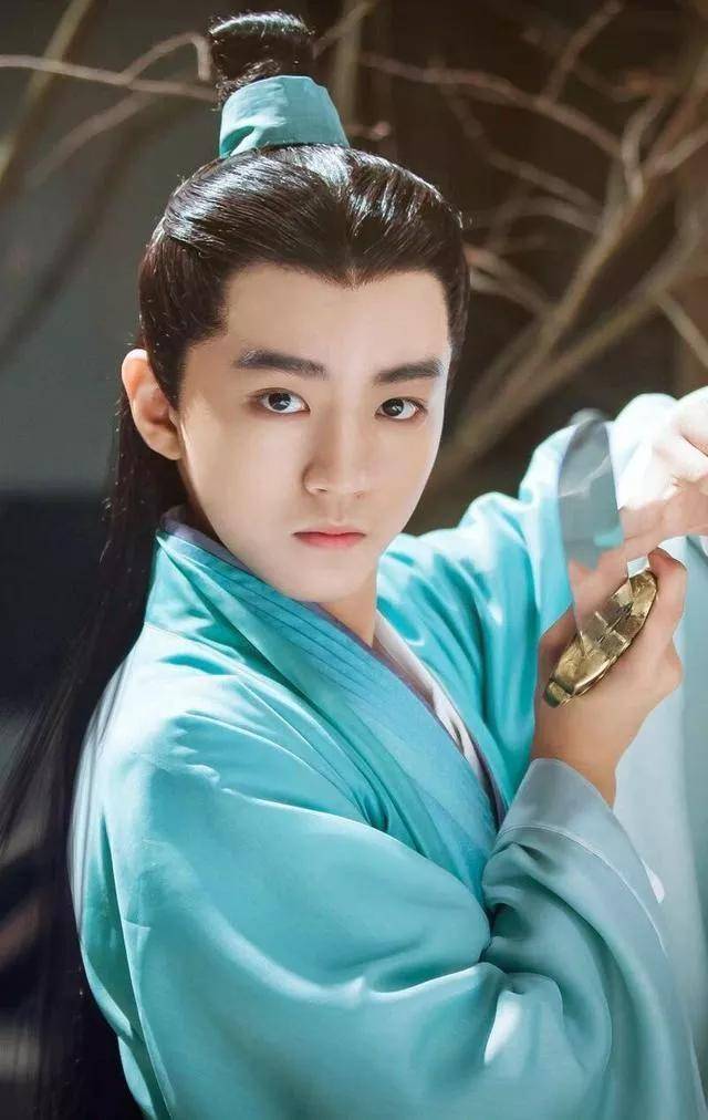 王俊凯在《青云志》里饰演的是少年林惊羽,一身天青色古衣,真可谓是