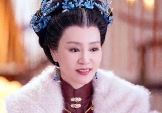 而她一共饰演了八次皇太后,刘雪华是琼瑶的御用演员