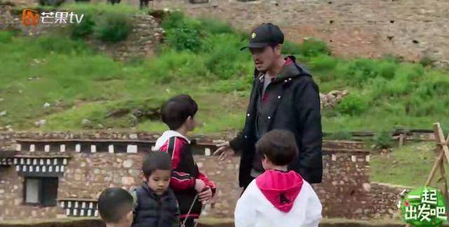 对待其他孩子杨烁除了非常温柔外,还很会寻找每个人