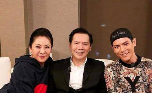 向华强夫妇排场巨大一场跨年演唱会身边围绕着数几