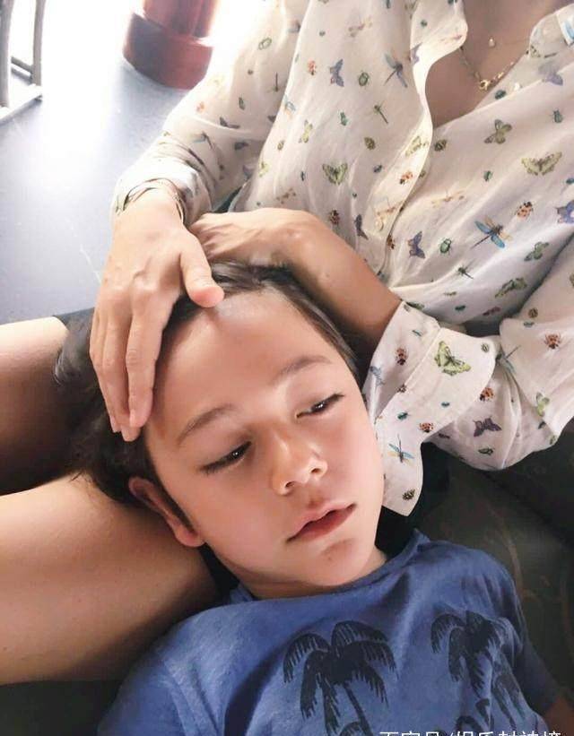 诺一和康康近照满满型男范儿,康康跟旁边的小孩完全不是一个世界_张亮