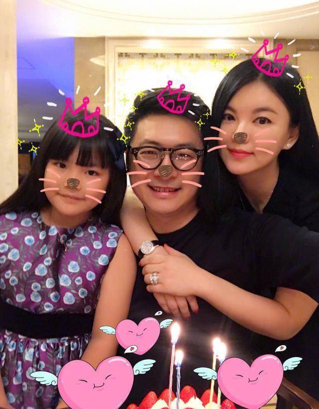 原创李湘一家现身机场王岳伦满脸憔悴头发都白了王诗龄比李湘还胖