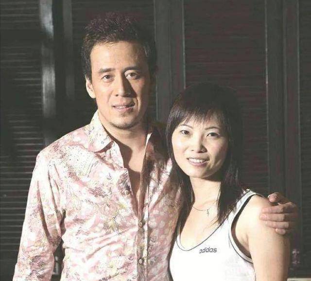 杨坤再被拍夜会两辣妹,进电梯后突变亲密,三人相处融洽_李雪_陈坤