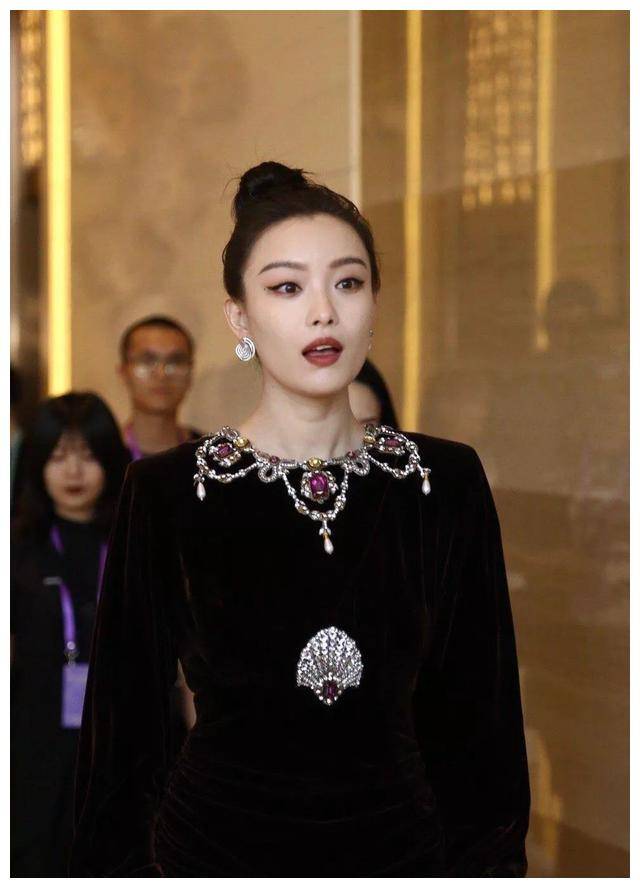原创倪妮的这组生图真的太美一袭黑丝绒长裙成全场焦点白到发光