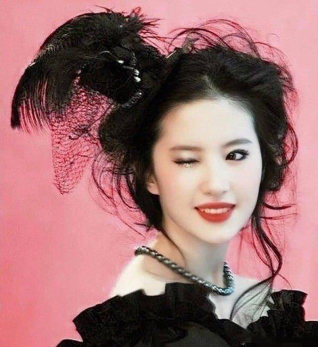 多年前刘亦菲化着烟熏妆,五官精致得如同画中人.