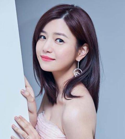 原创陈妍希晒出近照穿着休闲十分少女嘟嘴卖萌超可爱