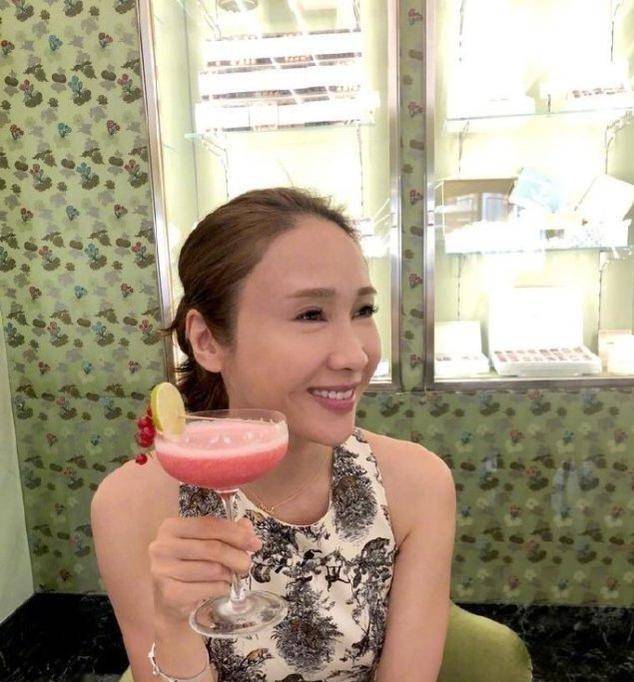 原创49岁黎姿也老了不少生日穿粉裙少女感十足可惜发际线后移严重