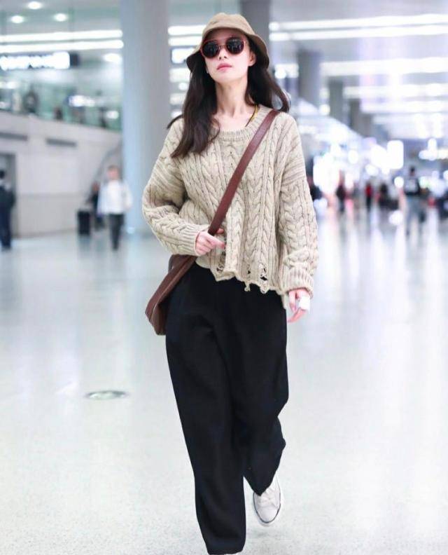 倪妮穿衣真大气黑色羽绒服搭阔腿裤显瘦舒适时尚感太明显