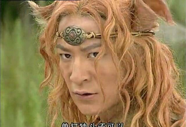 中扮演哮天犬,这个扮演的哮天犬,一开始是一只可爱的小狗形象,为主人