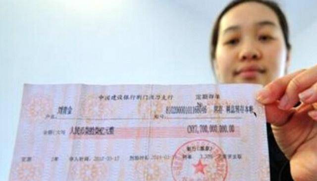 而按照目前公布的存款利率可知,储户将100万存入其中并分别办理定期与