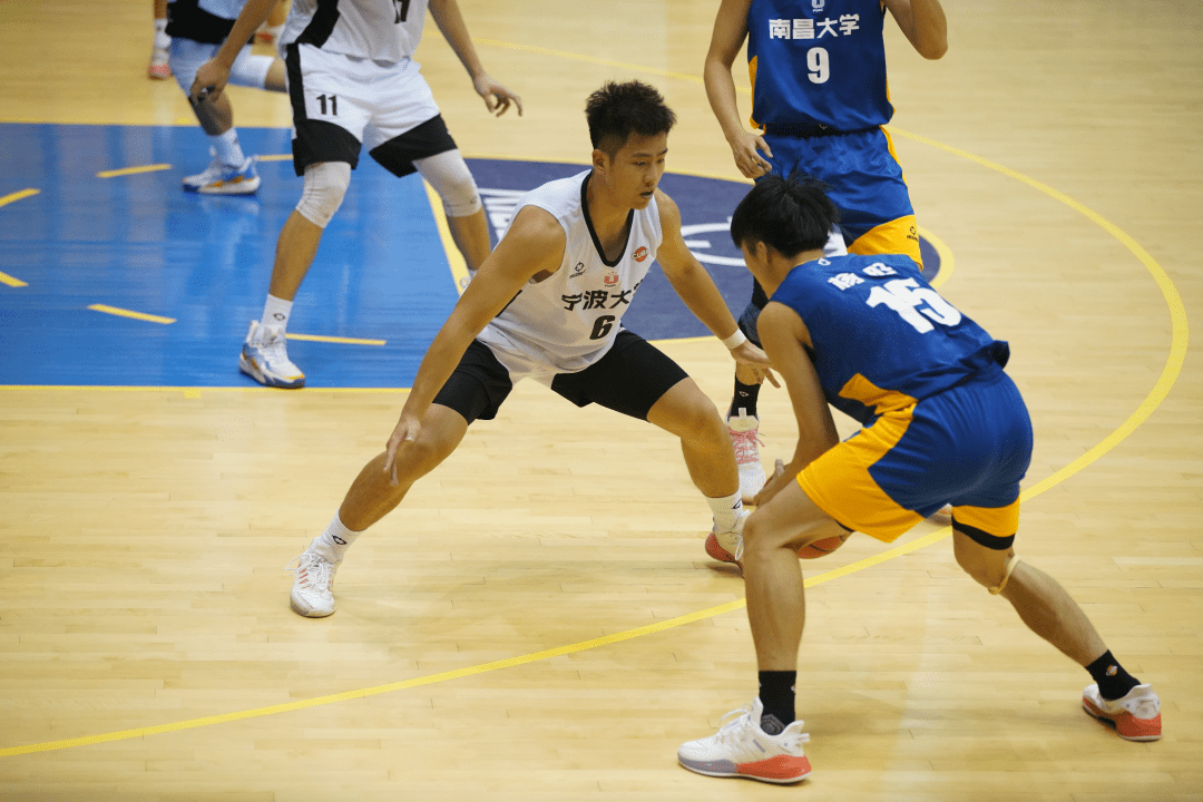赵嘉浩19分5篮板王凡懿22分11篮板范汇鎏21分4篮板最终宁波大学顺利拿
