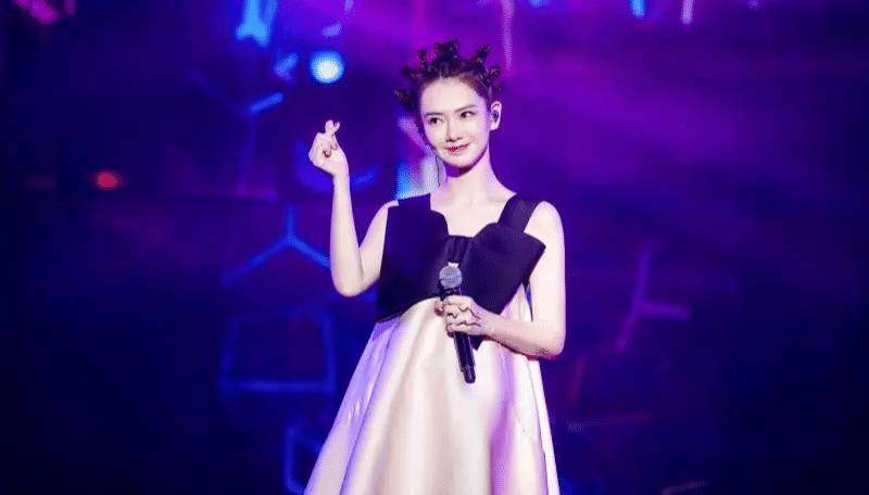 戚薇终极丸子头助阵许嵩,超级减龄只有18岁,网友:怪物史莱克_造型