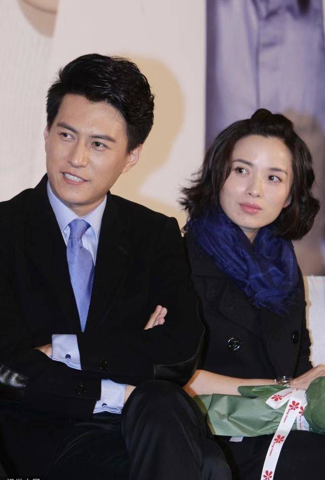 靳东和妻子很少合体,第二任妻子穿黑色也很惊艳,透露出优雅端庄的品质