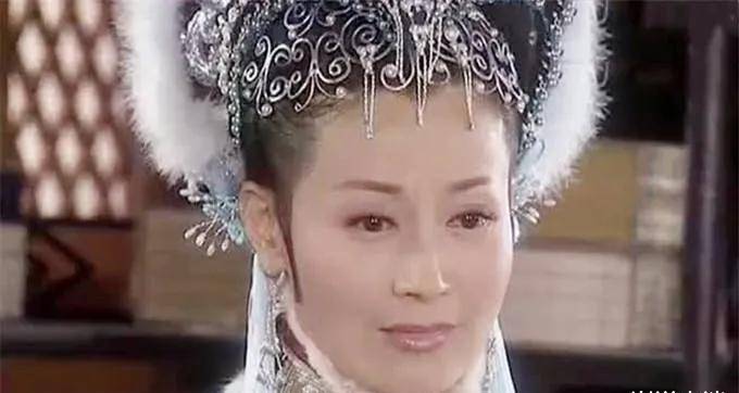 赶出家门,快要饿死的时候被佟家庄园收养,而青娅是佟家庄园的大小姐