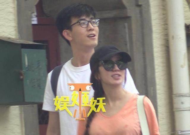 娄艺潇与帅气鲜肉曝姐弟恋2年前她曾与张超亲密搂腰约会