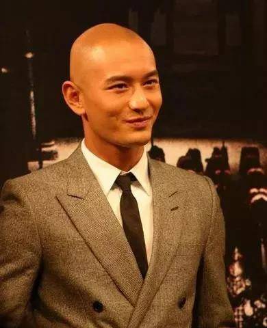 当黄晓明理光头时,瞬间变成了反派角色,而且还有点想饰演"秃鹰"的演员