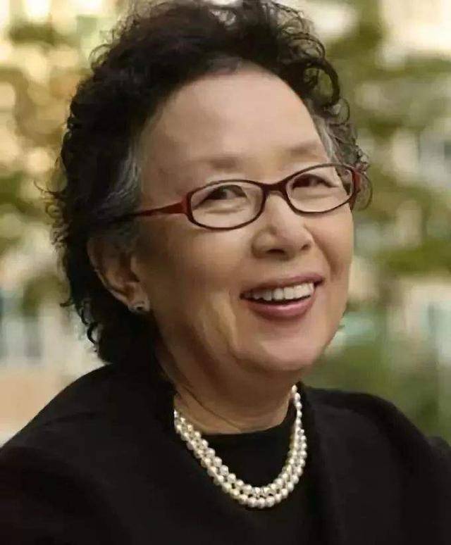 在颁奖典礼上,罗文姬特意感谢了她的老公.