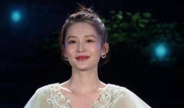 都说电视是最强"卸妆水"!李沁被镜头怼脸拍后,下巴比