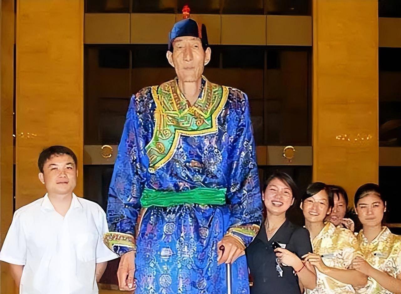 中国第一巨人鲍喜顺,不遵医嘱一意孤行生娃,现在儿子身高多少?