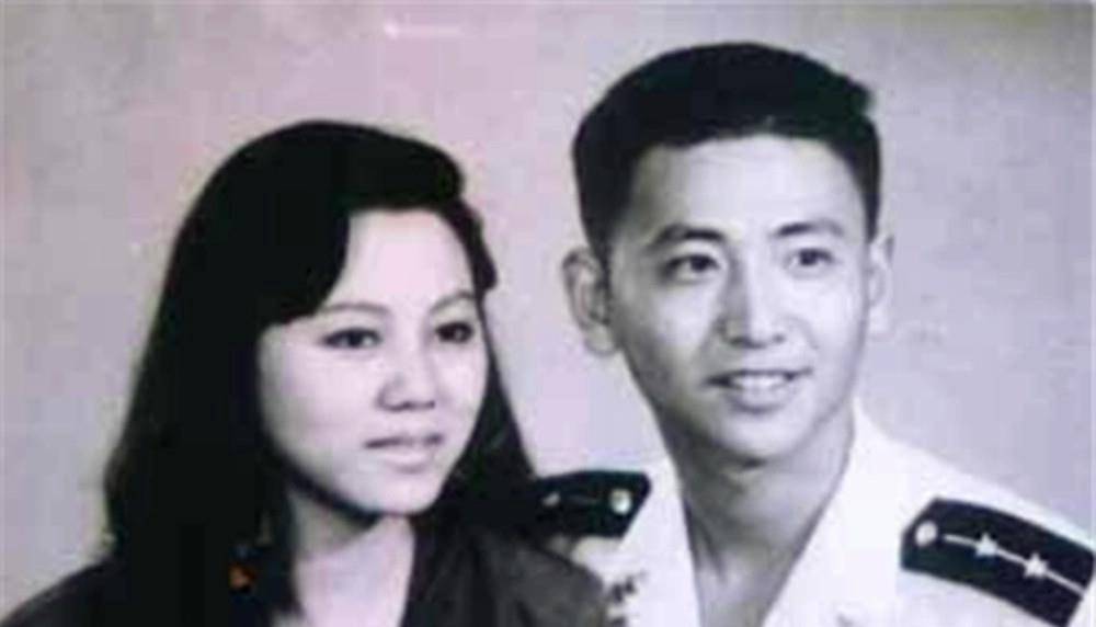 2001年,王伟以身殉国,妻子21年不改嫁,如今儿子成为海军军官_阮国琴