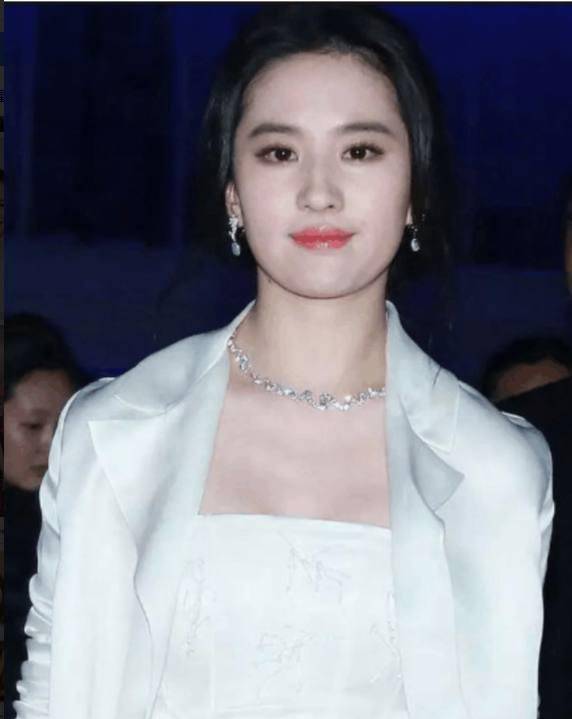 原创刘亦菲在微胖路上越走越偏网友女神怎么胖出了双下巴