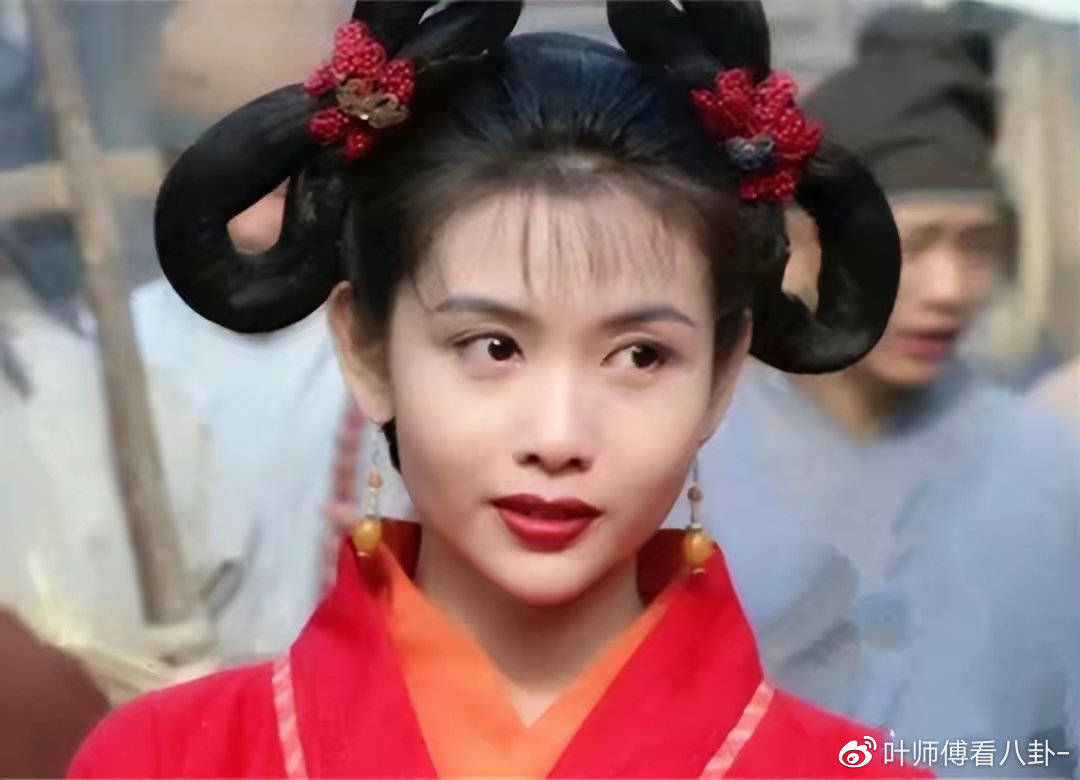 邱淑贞现身生日派对低领上衣大秀傲人事业线近600万手表抢镜