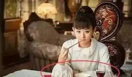 更让人搞笑的是在一部剧中,赵丽颖站在那里,脸上的表情已经酝酿的非常