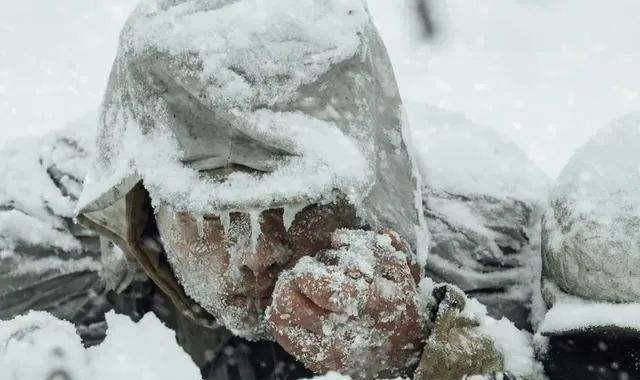 原创长津湖冰雕连的幸存者卧雪3天3夜冻掉四肢遗憾未完成任务