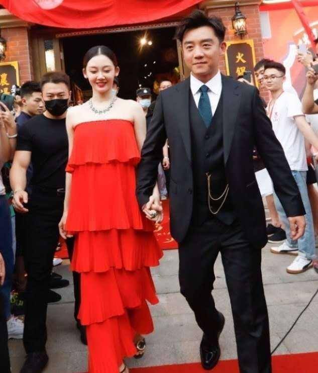 两年前郑恺和苗苗两人相遇,一同拍摄电视剧,自然而然从同事变成了情侣
