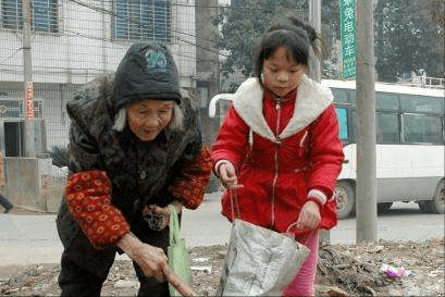 原创92岁拾荒奶奶许凤英拾荒13年养大弃婴她的报恩举动让人泪奔