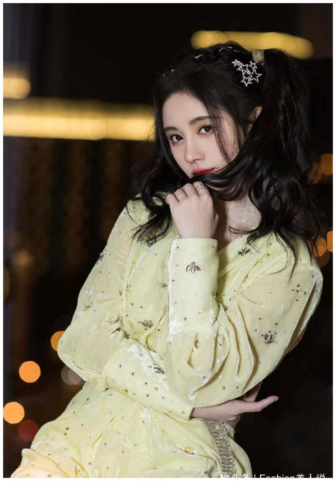 鞠婧祎甜美造型又圈粉扎双马尾穿小黄裙美得清新脱俗