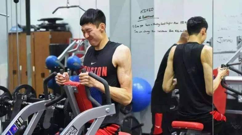 他的卧推仅有60kg左右,这份数据我认为毫无可信度,但是周琦的实际卧推