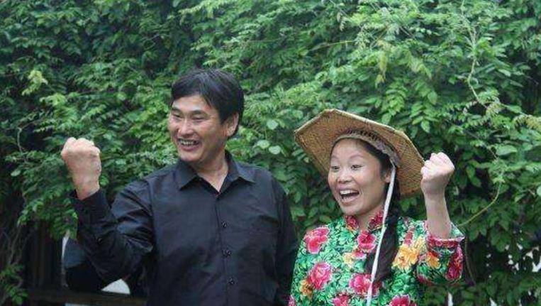 原创这就是差距草帽姐坐轮椅回村送年货大衣嫂却对河南人口吐芬芳