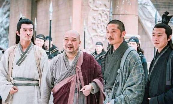 明教等级森严,教主之下有光明左右使,下来是四大护教法王,五散人,锐金