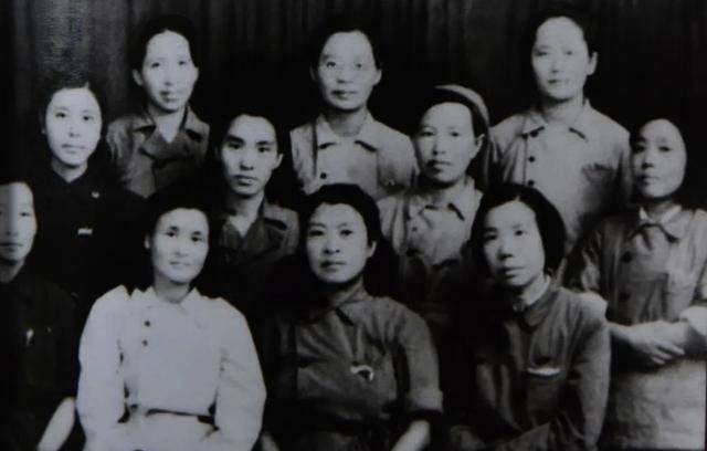 1940年,国军女中尉穿旗袍奔18里找新四军,急告叶飞:敌人要来了_李振芳