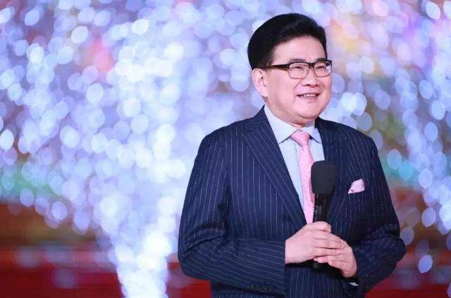 "最大胆主持",讽刺黄圣依,惹金星众多主持谩骂,为何他