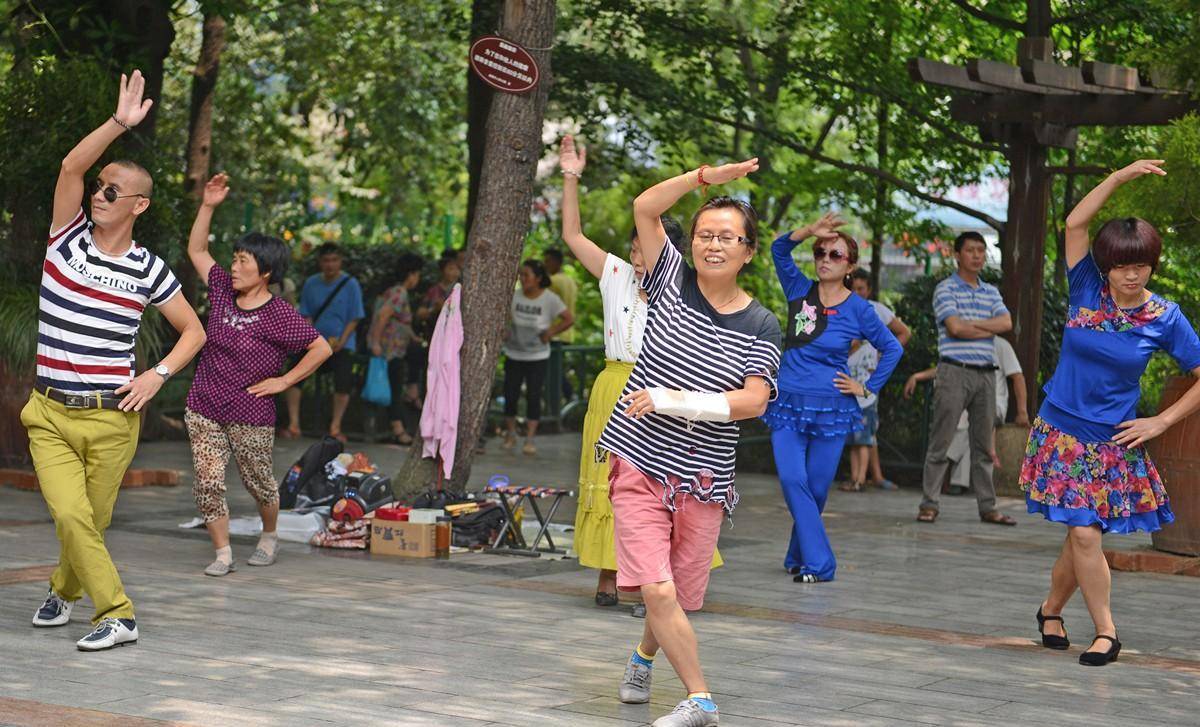 广场舞江湖：老年人的爱恨情仇，尽在这小小的广场之中